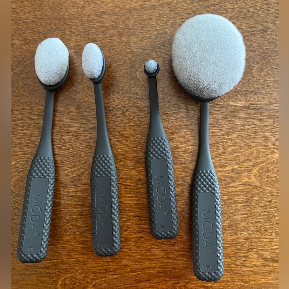 New in box Moda brush set